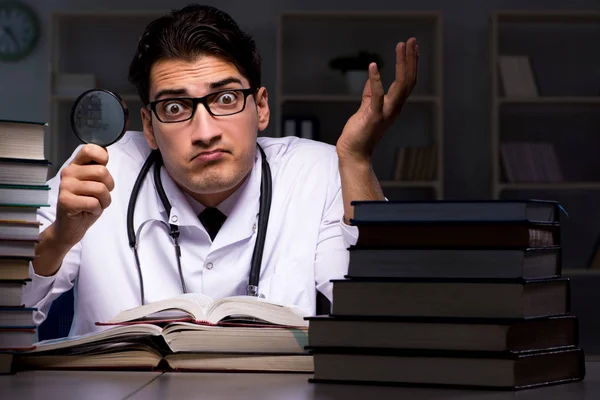 Estudante de medicina se preparando para exames universitários à noite — Fotografia de Stock