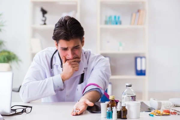 Medico tossicodipendente in ospedale — Foto Stock