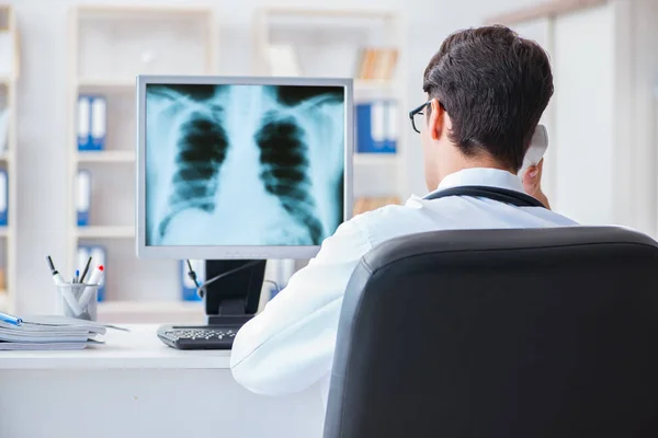 Läkare radiolog tittar på röntgenbilder — Stockfoto