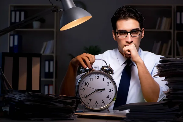 Giovane uomo d'affari che fa gli straordinari tardi in ufficio — Foto Stock