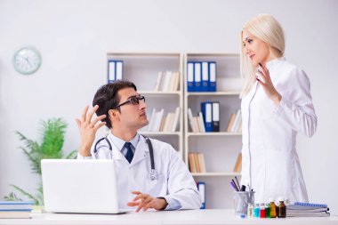 Erkek ve kadın doktor hastanede tartışıyorlar.