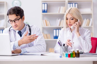 Erkek ve kadın doktor hastanede tartışıyorlar.