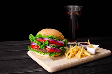 Hamburger ekmeğin içinde fast food konseptiyle servis edilir.