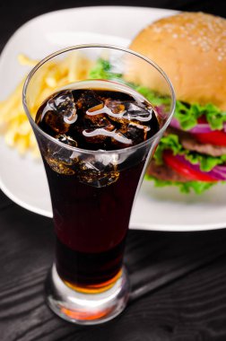 Hamburger ekmeğin içinde fast food konseptiyle servis edilir.