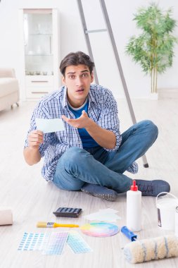 Genç adam bütçesini yenileme projesine harcıyor.