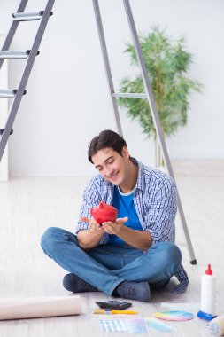 Genç adam bütçesini yenileme projesine harcıyor.