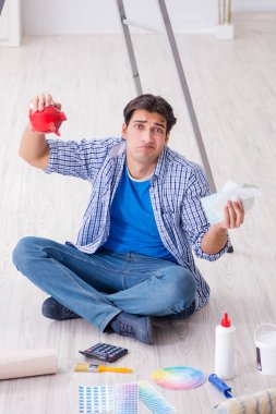 Genç adam bütçesini yenileme projesine harcıyor.