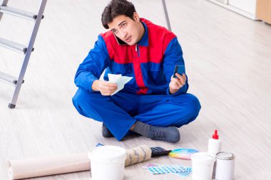 Boyama işi için renkleri eşleştirmeye çalışan genç ressam