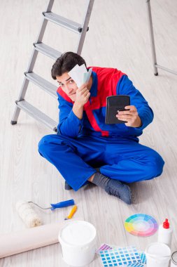 Boyama işi için renkleri eşleştirmeye çalışan genç ressam