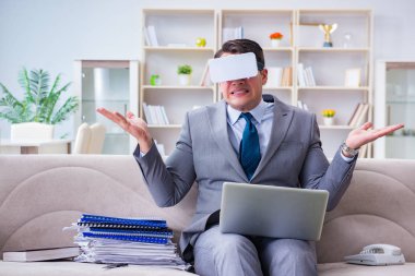 Modern teknolojide sanal gerçeklik gözlüklü bir iş adamı.