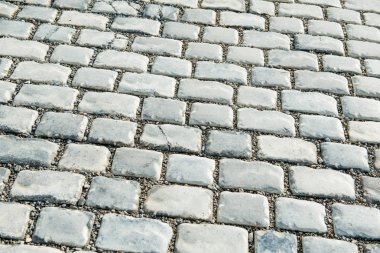 Geçmişin için kaldırım taşlarıyla döşenmiş yol.