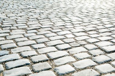 Geçmişin için kaldırım taşlarıyla döşenmiş yol.