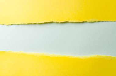 Mesajınız için boş alanı olan yırtık kağıt