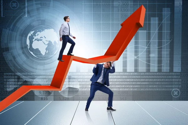 Affärsman som stöder tillväxten i ekonomin i diagrammet — Stockfoto