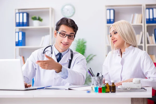 Mężczyzna i kobieta lekarz prowadzący dyskusję w szpitalu — Zdjęcie stockowe