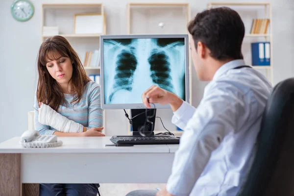 Junge Frau besucht Radiologen zur Röntgenuntersuchung — Stockfoto