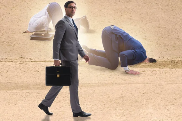 Empresario escondiendo su cabeza en la arena escapando de los problemas — Foto de Stock