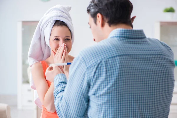 Esposa y marido mirando la prueba de embarazo —  Fotos de Stock