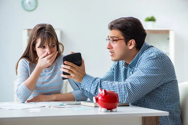 Jeune couple à la recherche de documents financiers familiaux — Photo