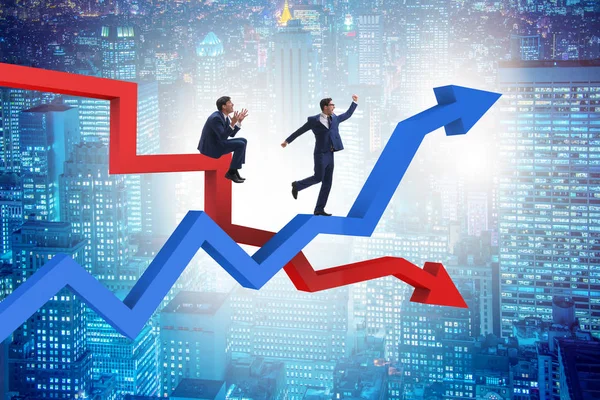 Geschäftsmann mit Wachstums- und Niedergangsdiagrammen — Stockfoto