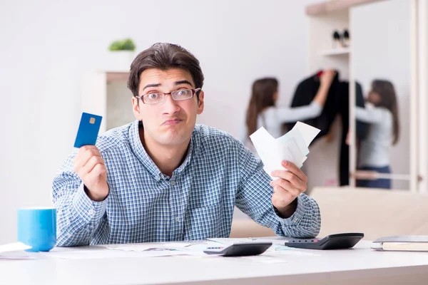 Junges Paar schaut auf Familienfinanzierungspapiere — Stockfoto