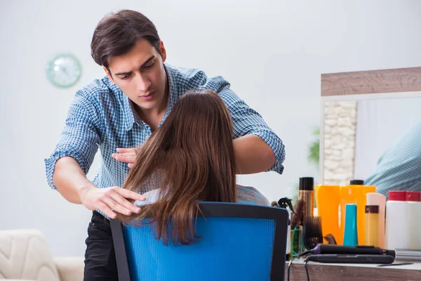 Homem masculino cabeleireiro fazendo corte de cabelo para mulher — Fotografia de Stock