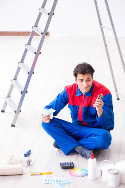 Jovem pintor tentando combinar cores para o trabalho de pintura — Fotografia de Stock