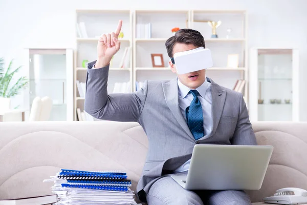 Homme d'affaires avec lunettes de réalité virtuelle dans la technologie moderne co — Photo