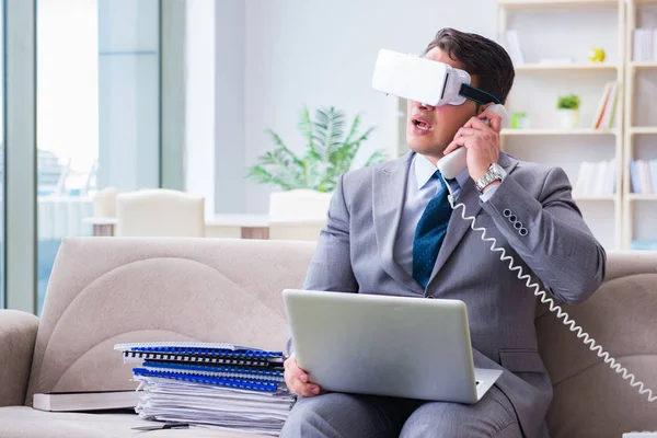 Бизнесмен в очках виртуальной реальности в кооперации по современным технологиям — стоковое фото