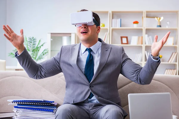 Hombre de negocios con gafas de realidad virtual en tecnología moderna co — Foto de Stock