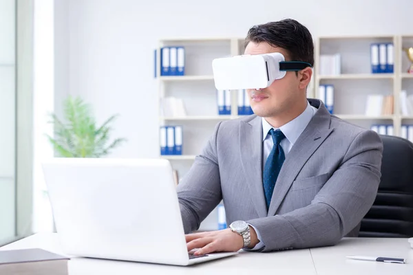 Geschäftsmann mit Virtual-Reality-Brille in moderner Technik — Stockfoto