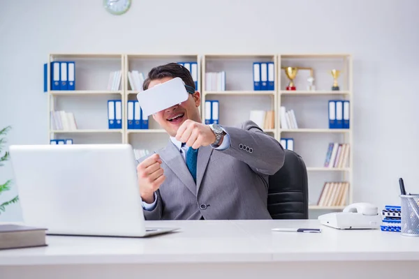 Geschäftsmann mit Virtual-Reality-Brille in moderner Technik — Stockfoto