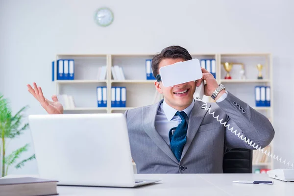 Affärsman med virtual reality glasögon i modern teknik co — Stockfoto