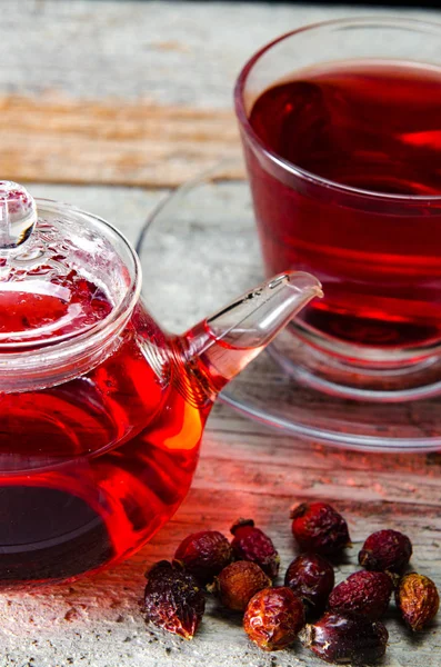 Früchtetee in der Tasse auf dem Tisch — Stockfoto