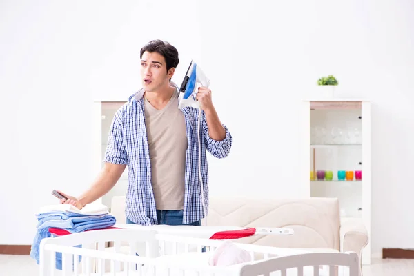 Jovem pai cuidando do bebê recém-nascido — Fotografia de Stock