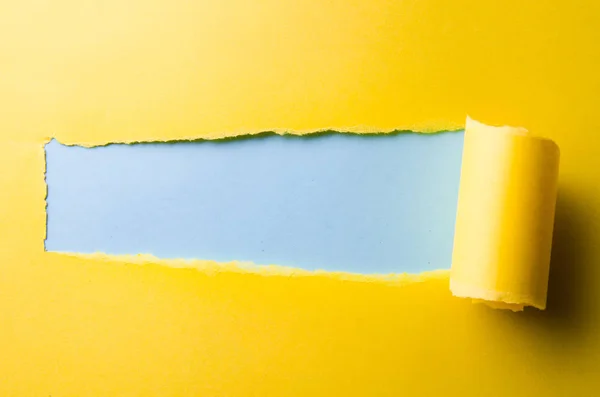 Papel rasgado com espaço em branco para a sua mensagem — Fotografia de Stock