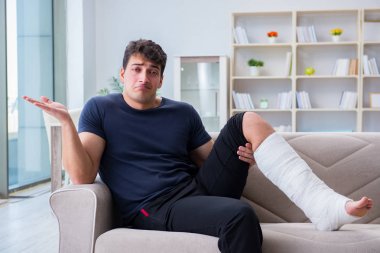 Kırık bacağı olan adam evde iyileşiyor.