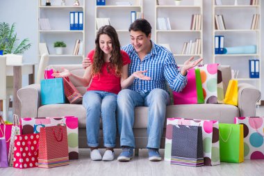 Alışveriş yaptıktan sonra genç çift.