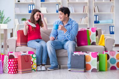 Alışveriş yaptıktan sonra genç çift.