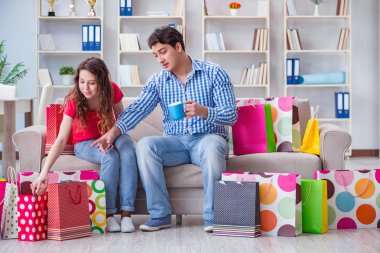 Alışveriş yaptıktan sonra genç çift.