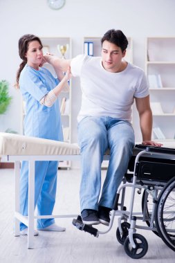 Doktorla birlikte rehabilitasyon gören hasta.