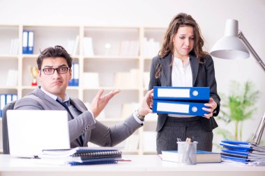 Kızgın patron kadın çalışan performansından memnun değil.