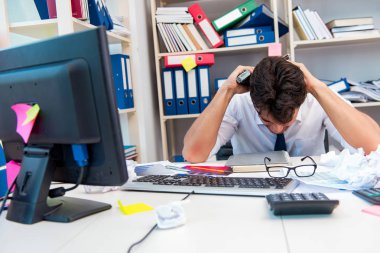 Ofiste sinirli bir işadamı var.