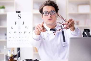 Esprili tıbbi konseptte komik göz doktoru
