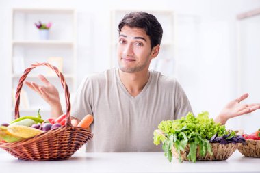 Sağlıklı beslenme ve beslenme konsepti olan genç bir adam