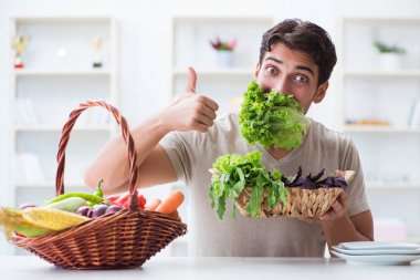 Sağlıklı beslenme ve beslenme konsepti olan genç bir adam