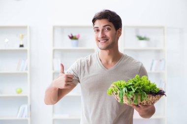 Sağlıklı beslenme ve beslenme konsepti olan genç bir adam