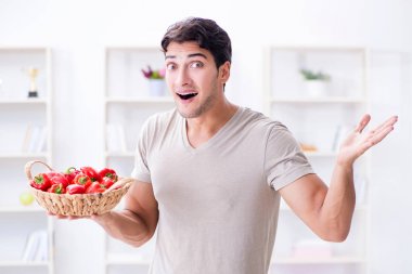 Sağlıklı beslenme ve beslenme konsepti olan genç bir adam