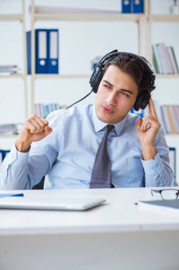 Satış asistanı öğle arasında müzik dinliyor.