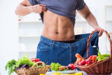 Sağlıklı beslenme ve beslenme konsepti olan genç bir adam